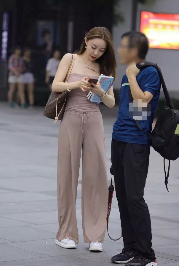 街拍:爱看书的美女，抹胸衣服却穿出了高贵