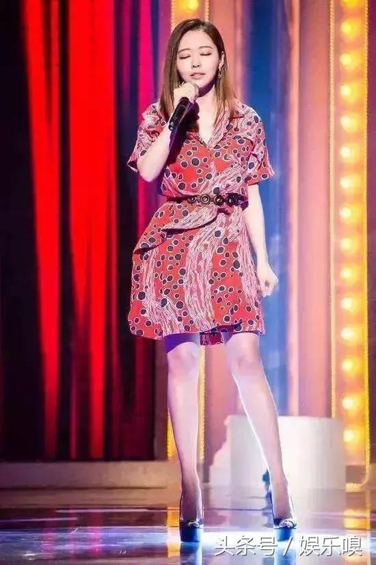 张靓颖也是够狠的！为了抢镜穿抹胸裙有三条拉链 网友：太敢穿了