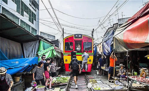 前往泰国旅游时，靠近这菜市场可得注意！商贩收摊你也要赶紧靠边