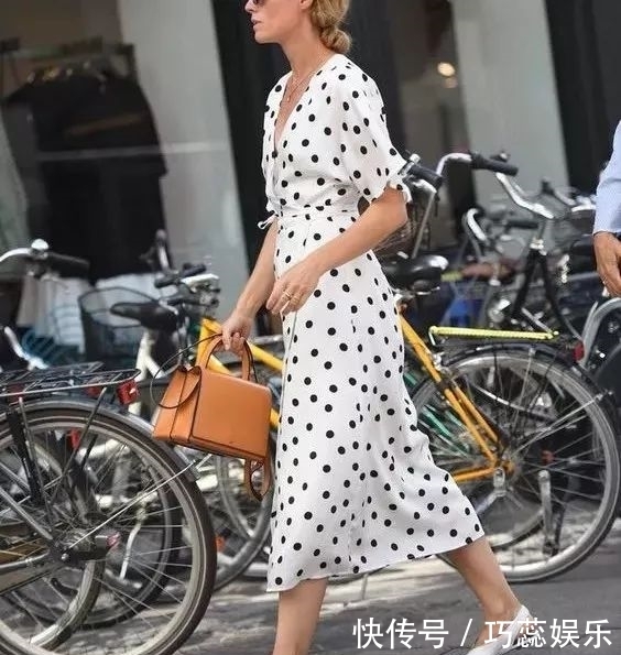  『且也更加』春夏穿上“连衣裙+平底鞋”，气质到不行，时髦的人都在穿！