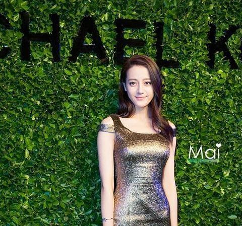 迪丽热巴一向不热衷暴露装，但穿上抹胸黄裙，没想到身材却这么好