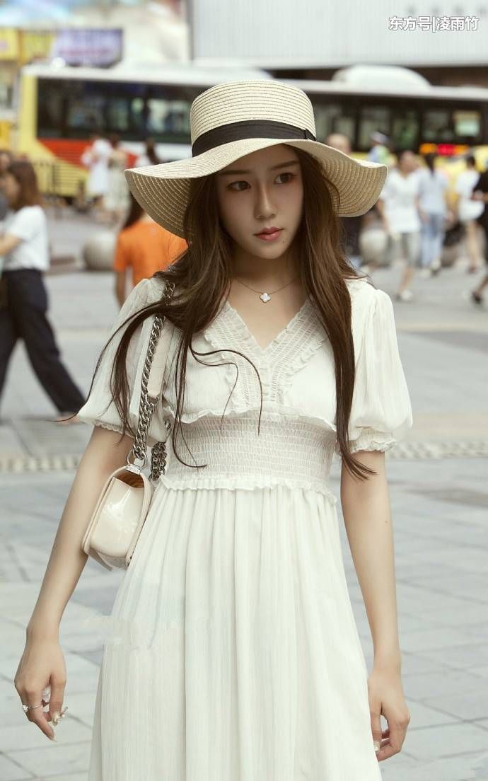 重庆街拍：无需鲜艳繁杂的色彩，小姐姐的美精致而优雅