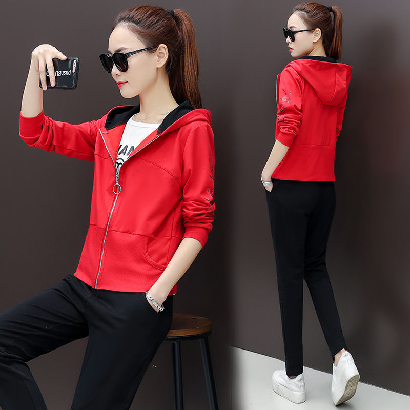 46岁老婆真会打扮!秋天穿这“卫衣+小脚裤”，洋气嫩美像30