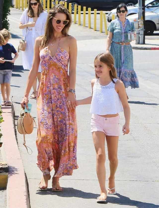 维密天使AA要逆天啊！穿吊带印花裙简直美炸，女儿大长腿抢了风头