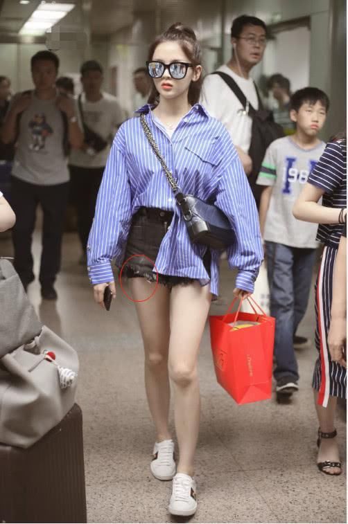 杨超越真尴尬!本想在机场秀身材，不料外露的“安全裤”却成亮点