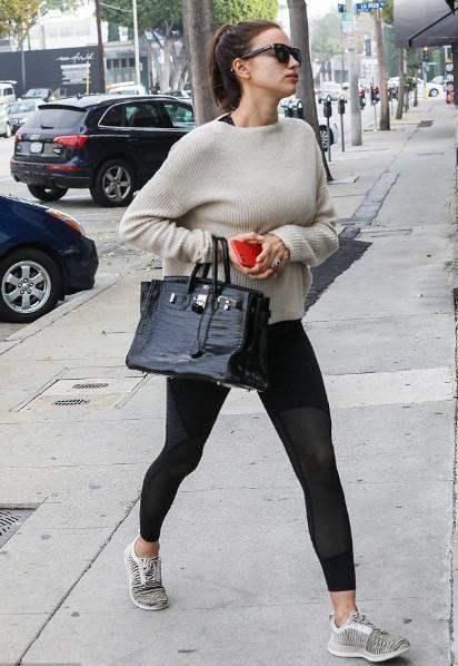 C罗旧爱分开多年，依旧喜欢健身，上街瑜伽装显身材