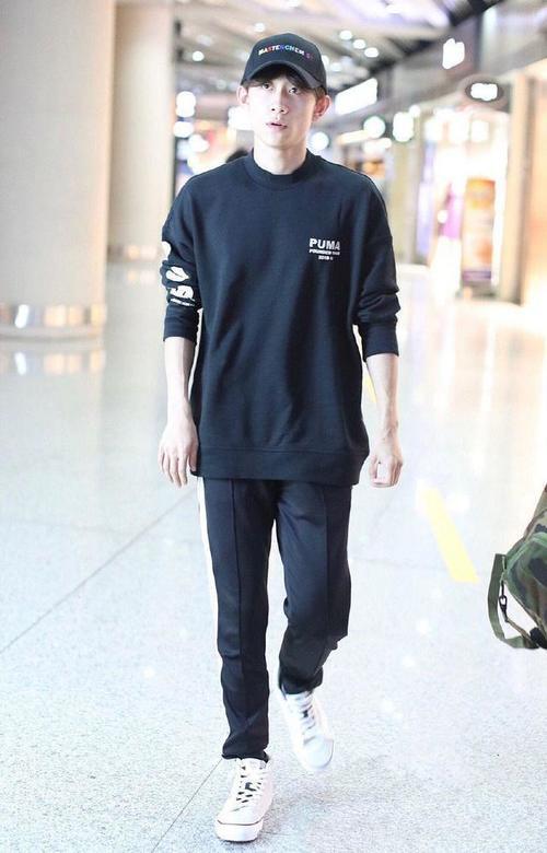 26岁张一山气质很社会！一身黑衣装扮现身，老奶奶式发箍亮眼十足