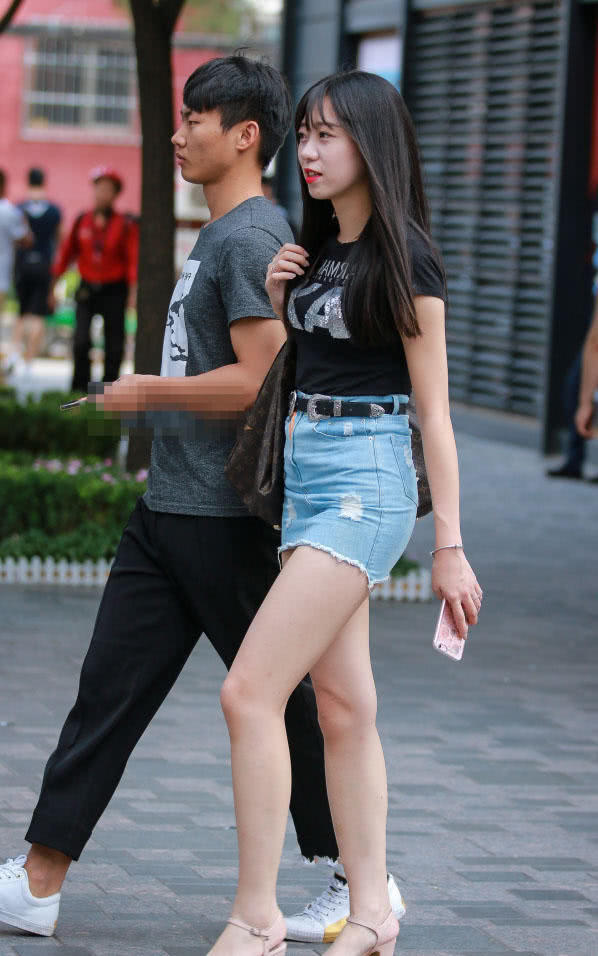 长发小姐姐贴身短袖搭配包臀裙显曼妙身姿,成熟女人味儿让小男友