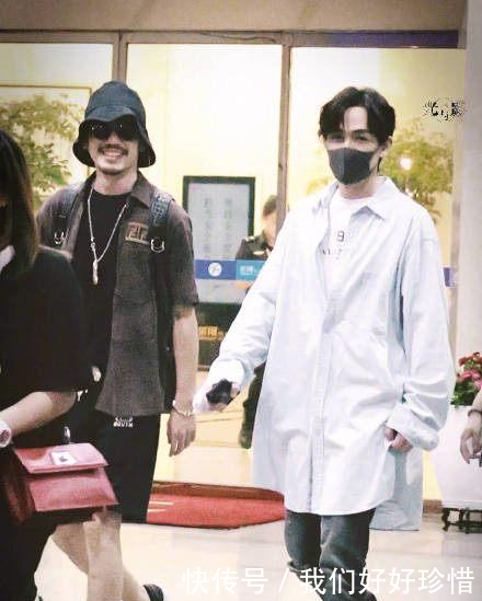 网友偶遇朱一龙白宇吃小龙虾,一同现身何炅爸