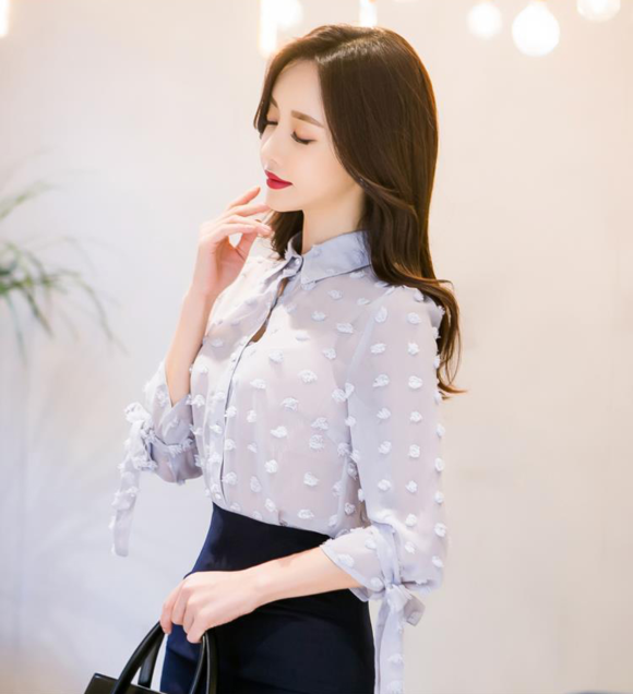 女神孙允珠，彩绘云朵玫瑰雕花透明白衬衫