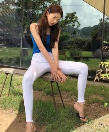 白色紧身裤让你美的更优质,更显清纯动人!