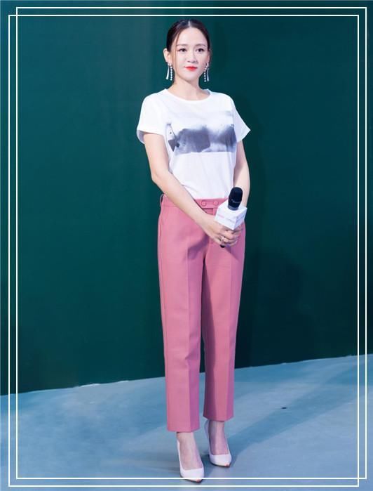 看了刘亦菲的粉西装，再看陈乔恩，网友：这就是少女和御姐的差距