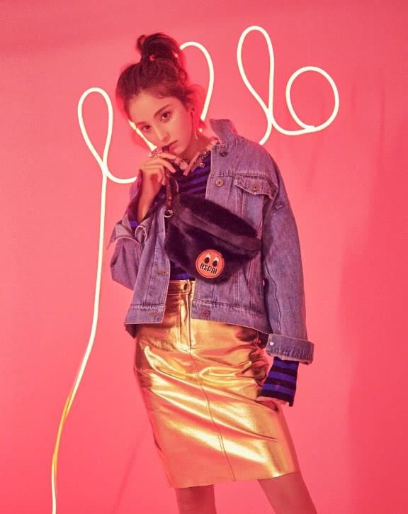 古力娜扎身穿粉裙，现身摩登都市，宛如仙女一样