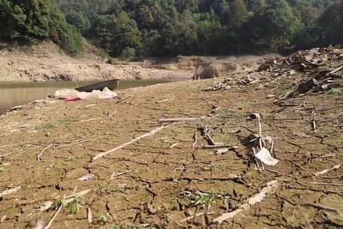  「干涸」直击旱情：降雨偏少 水库干涸
