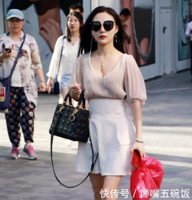  『穿着』美女街拍：身材曼妙的小姐姐，靓丽的穿着，秀出独特之美！