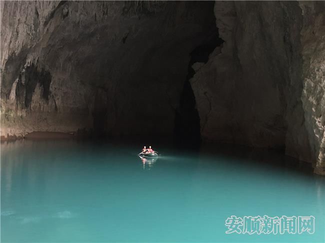 中央、省级媒体齐聚紫云 探秘世界最大洞穴