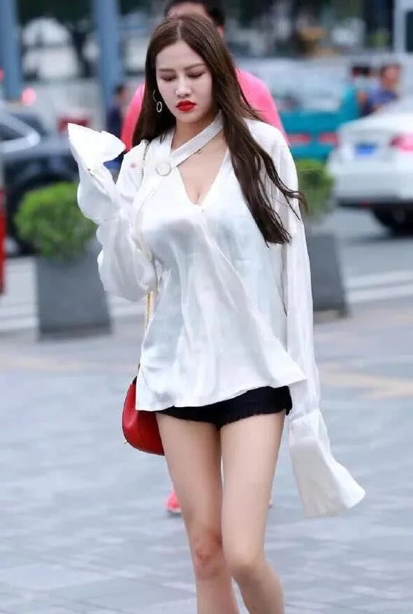 性感小姐姐深V时尚长袖，显丰满上围，超短热裤大秀美腿