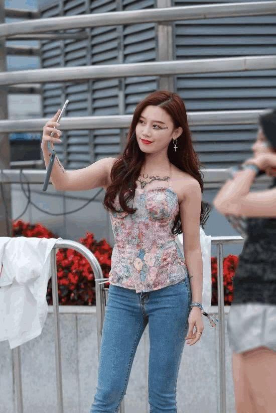 经典不失女性的优雅美感，牛仔裤演绎简约与柔美的时尚