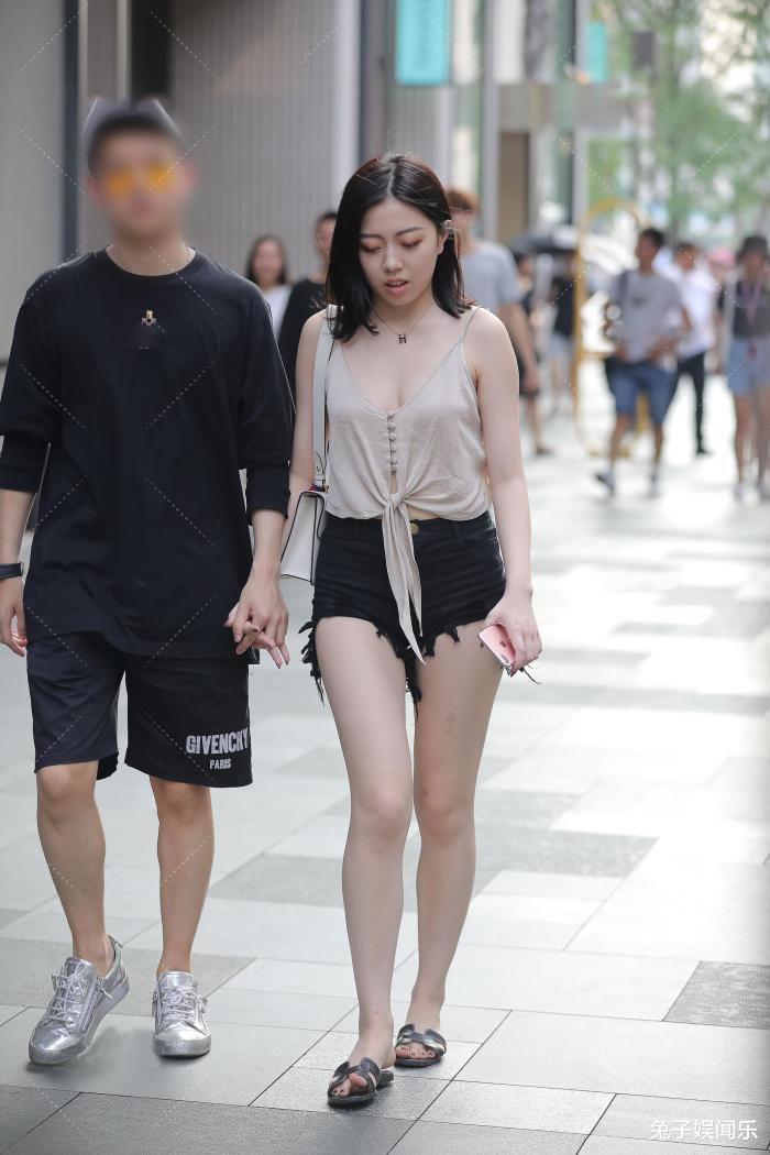 『回去』街拍:热裤提到肚脐不说,上衣穿的这么“简约”,不怕男朋友回去揍你吗?