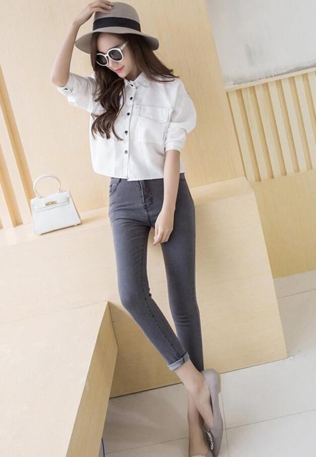 紧身牛仔裤凸显身材修身，衬托的美女靓丽又有气质