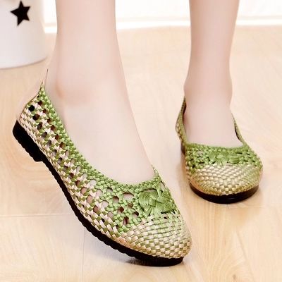 终于等到，比镂空鞋还时髦的女鞋，这几款妈妈鞋，洋气的不得了