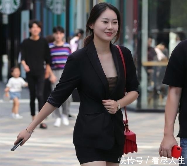 凹凸■灰色紧身T搭配白色裤子，小姐姐的身材凹凸有致，街拍：大墨镜