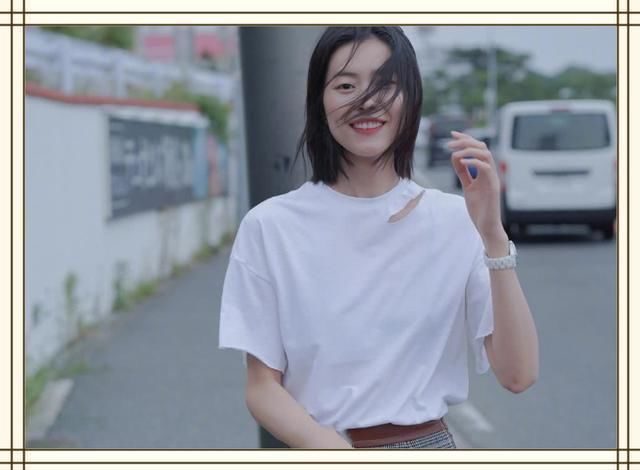 刘雯不得了！这么窄的裙子都能塞进去，网友：饿我半年也穿不上！