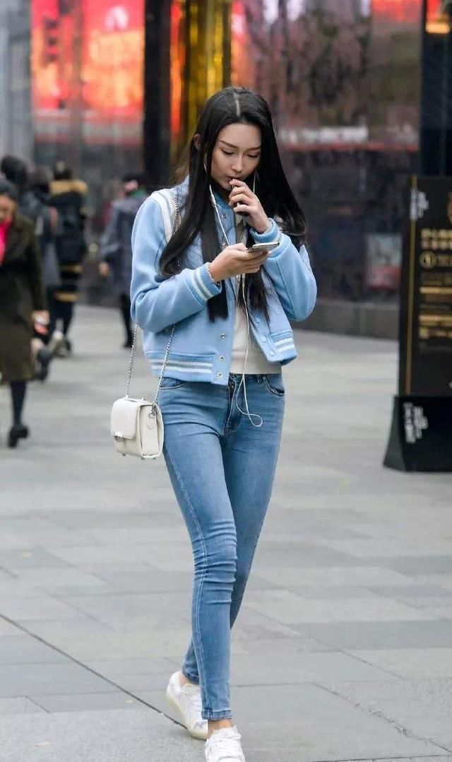 「长袖衫」初春的牛仔裤穿不出新鲜感?试试这4种搭配,显瘦显高还时髦