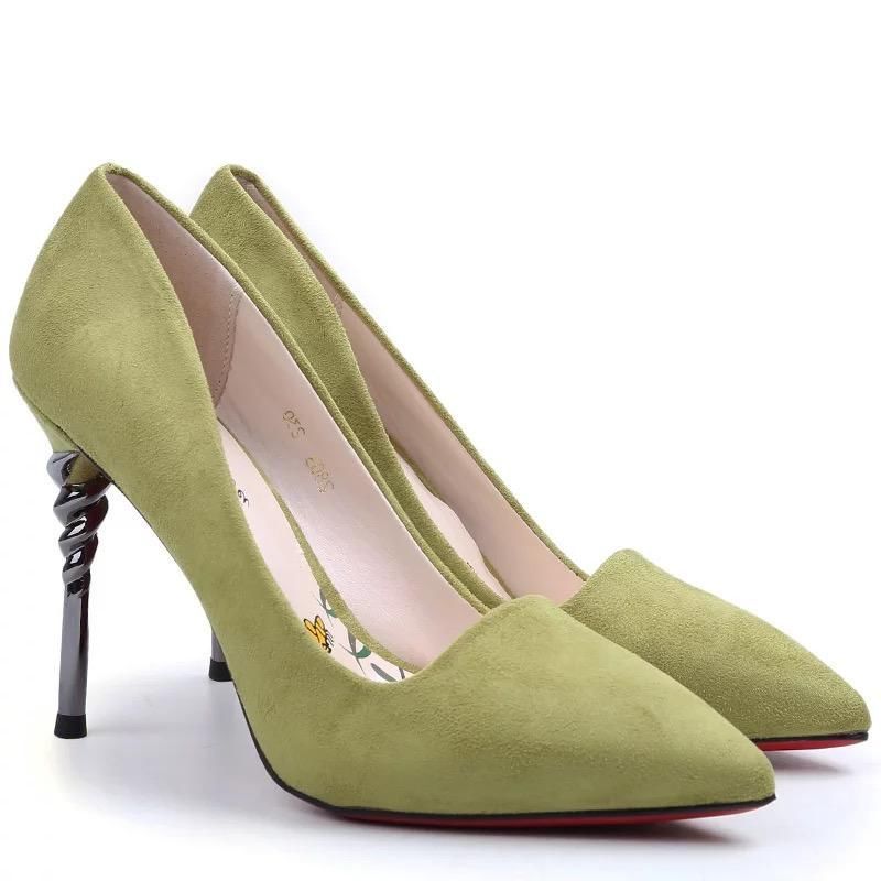 马卡龙色系的尖头细跟高跟鞋，既性感又青春