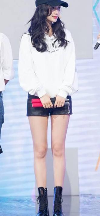 杨颖穿运动裙出席活动，纤细双腿不见，网友：修图师放假了？