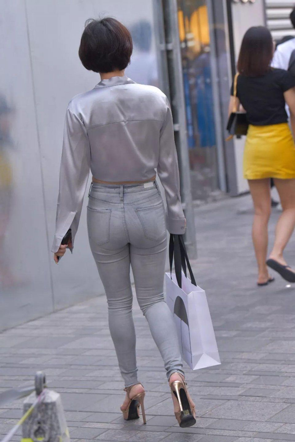 街拍:这样的好身材美女,走在街上怪不得路人都会偷看