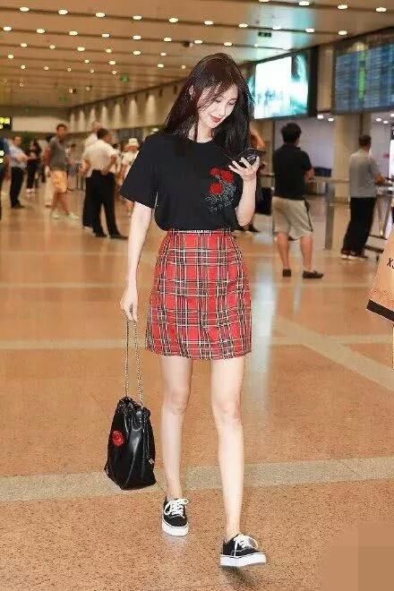 同穿学生裙的柳岩李菲儿差距大，可都不要和林志玲比吧！