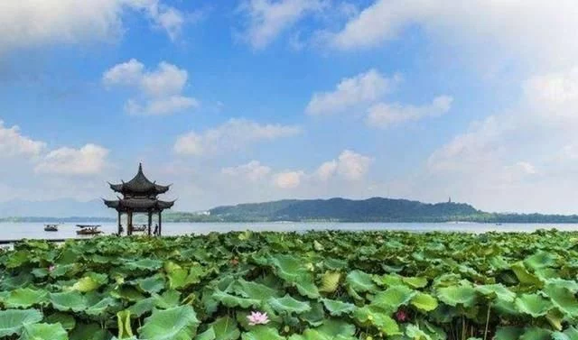 中国最有魅力的两个湖泊,同是5A级免费景点,一个自然一个现代【2020热门旅游景点】