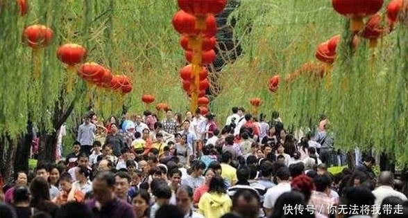 被挤哭！众多热门景区火爆假期，游客直呼：后悔，想回家