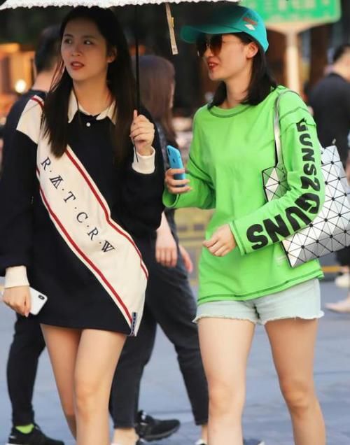  [蓝色]街拍：天生丽质的美女，一件白色衬衫配蓝色牛仔裤，时尚女性气质