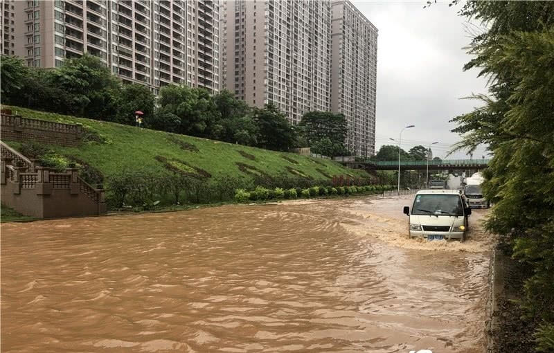 广东潮州遇大暴雨 道路积水严重