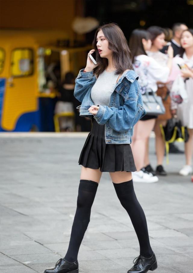 街拍:假如花5万追女生,图3辣妈和图4小美女,谁能追到手?