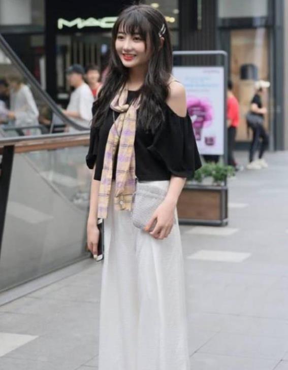 \"i8\": \"http://p3.qhimg.com/t01600b4d16b7ddbc0a.jpg?size=690x973\"}"街拍美女身姿曼妙的小姐姐,巧搭吊带裙,时尚又魅力