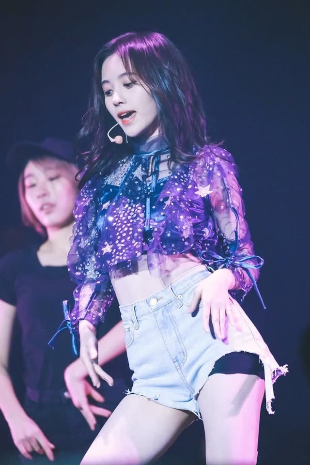 鞠婧祎嫌短裤不够短,故意在腿根剪掉两块布,网友:安全裤都露了