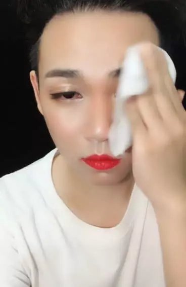 小伙子逆天化妆术，美女帅哥随意切换 网友：确定不去泰国发展