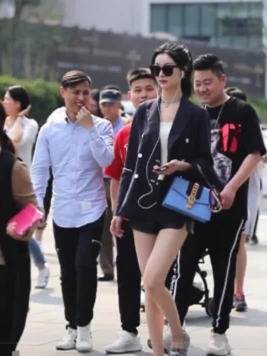 街拍:穿紧身破洞裤的小姐姐，当街大劈叉，当你女朋友可以吗?