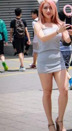 连衣短裙搭配猫耳朵，可爱出镜萌化全场