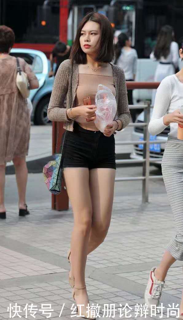 轻熟小姐姐紧身的抹胸搭配黑色短裤,性感女人味十足!