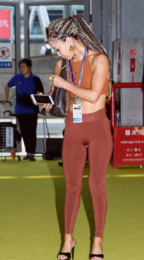 气质小姐姐紧身裤勾勒出平滑弧线，满满的一头毛线很有个性