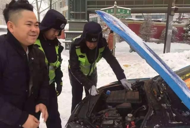 正是这些风雪中坚守的身影，让这个寒冷的季节多了许多温暖