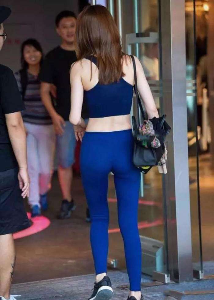 街拍: 透视T恤紧身裤的小姐姐, 这么穿胆真大啊