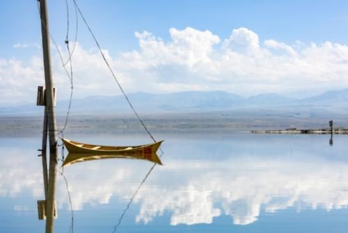 实拍茶卡盐湖：被称为中国的天空之境，游客数量达到300万人次