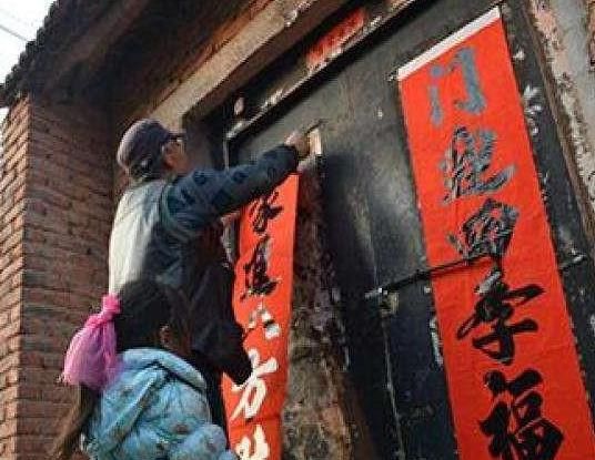 贴春联时候，撕下来的旧春联能不能随意丢弃？农村老人有话说