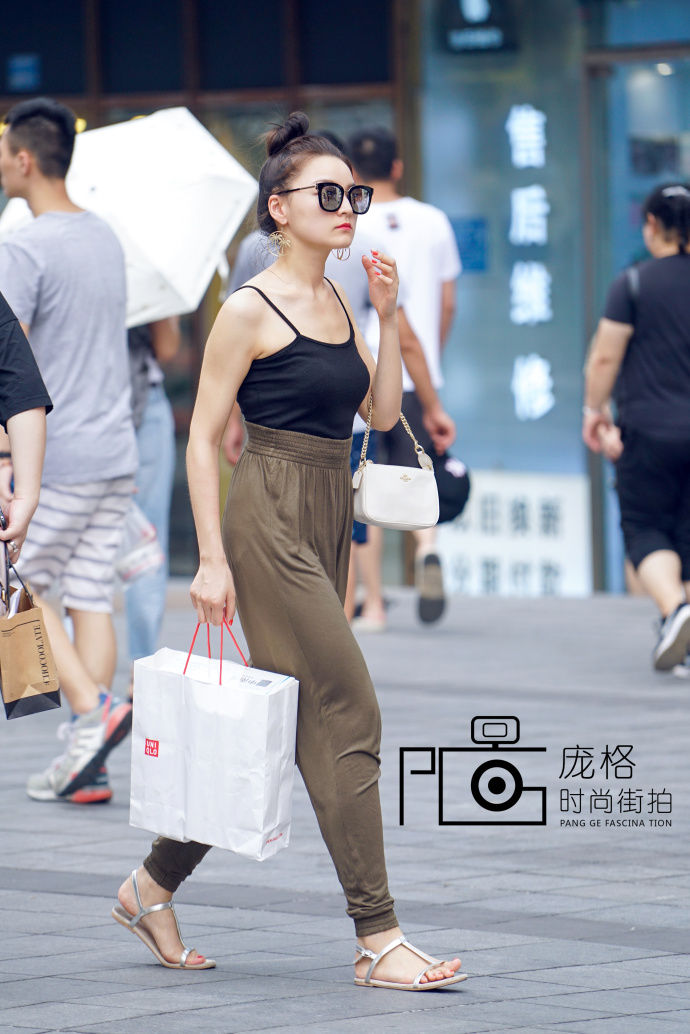 街拍北京:穿衣搭配时尚潮流，走起路来都自信满满!