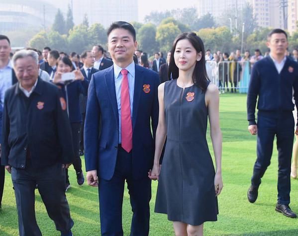 奶茶妹妹章泽天不仅人生开挂，衣品也从小土妹一跃成白富美？